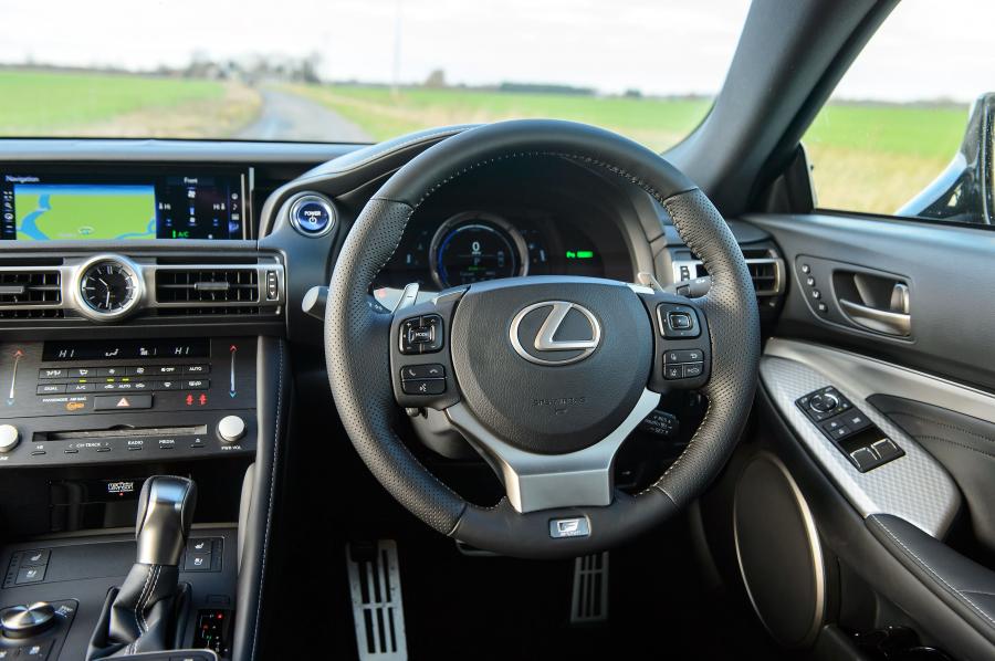 Панель приборов Lexus RC300h F-Sport 2019 года  (UK) (фото 20 из 40)